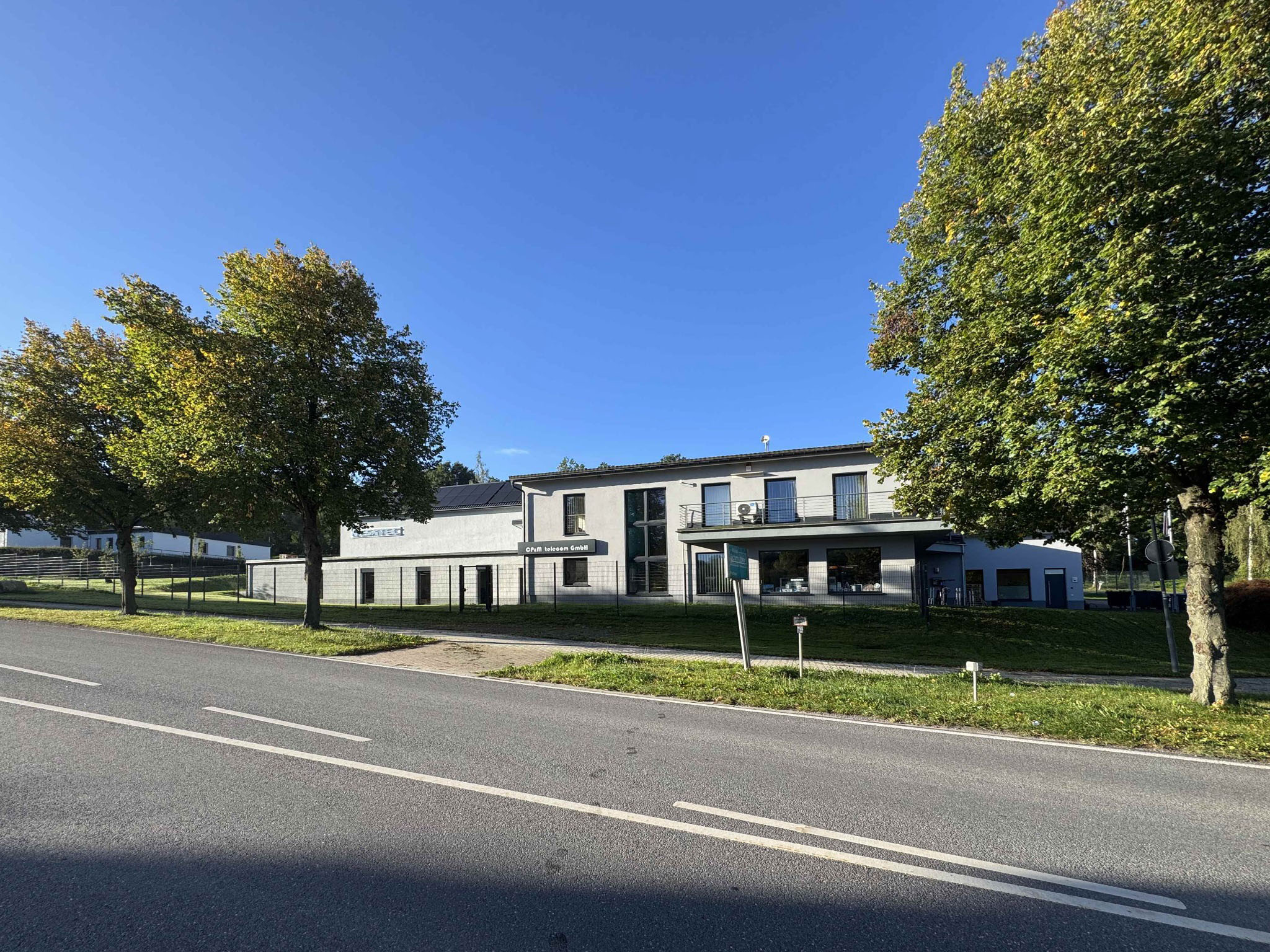 Moderner Distributionsstandort mit Elektronik, Lager und Bürobereich