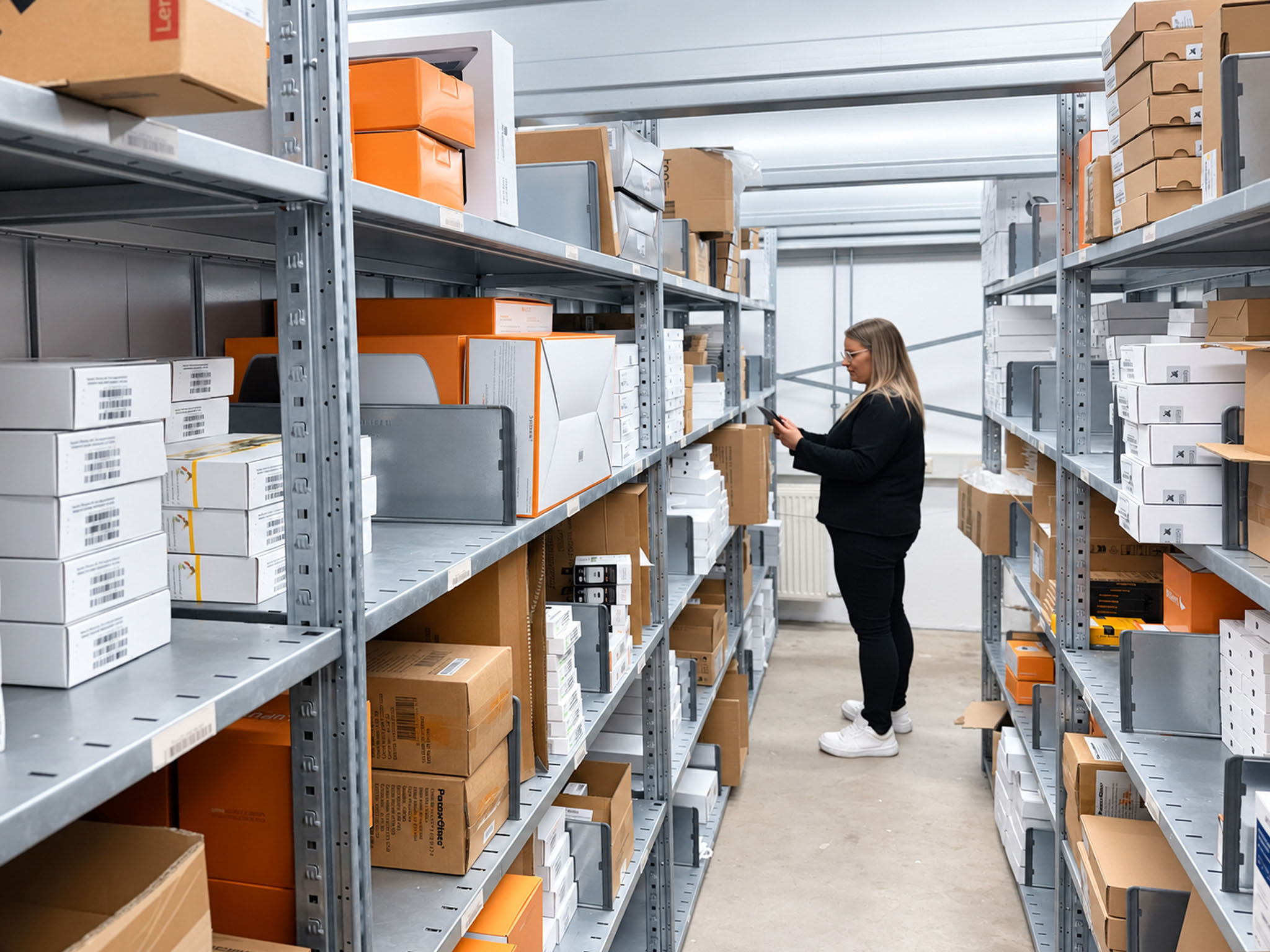 Qualitätskontrolle von Elektronik im Lager mit Scanner und Geräten